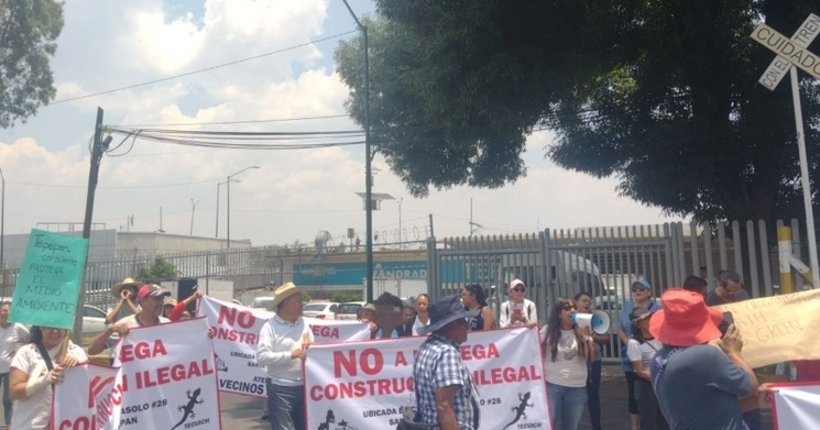 Manifestación de vecinos del pueblo de Santa María Tepepan, Xochimilco, contra la construcción de una estación de televisión en un predio de la calle Callejón Abasolo 28, el 11 de mayo de 2023. Foto tomada de Twitter @CPByCXochimilco 