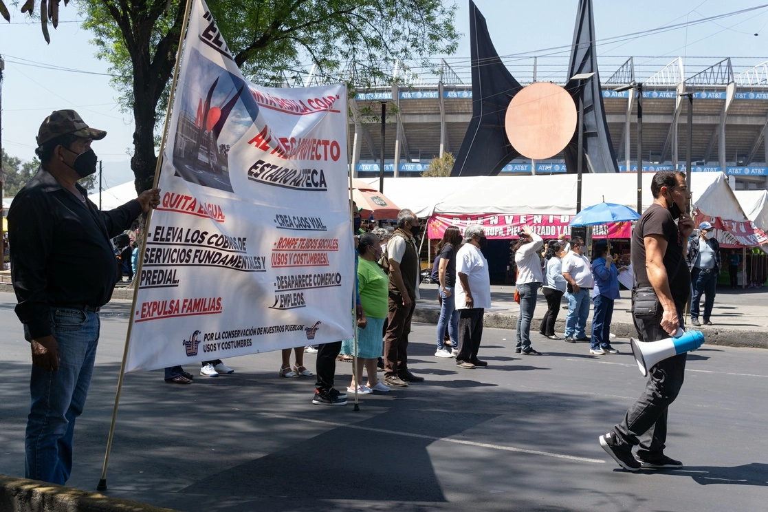 Vecinos durante la protesta en inmediaciones del Estadio Azteca. Foto Pablo Ramos