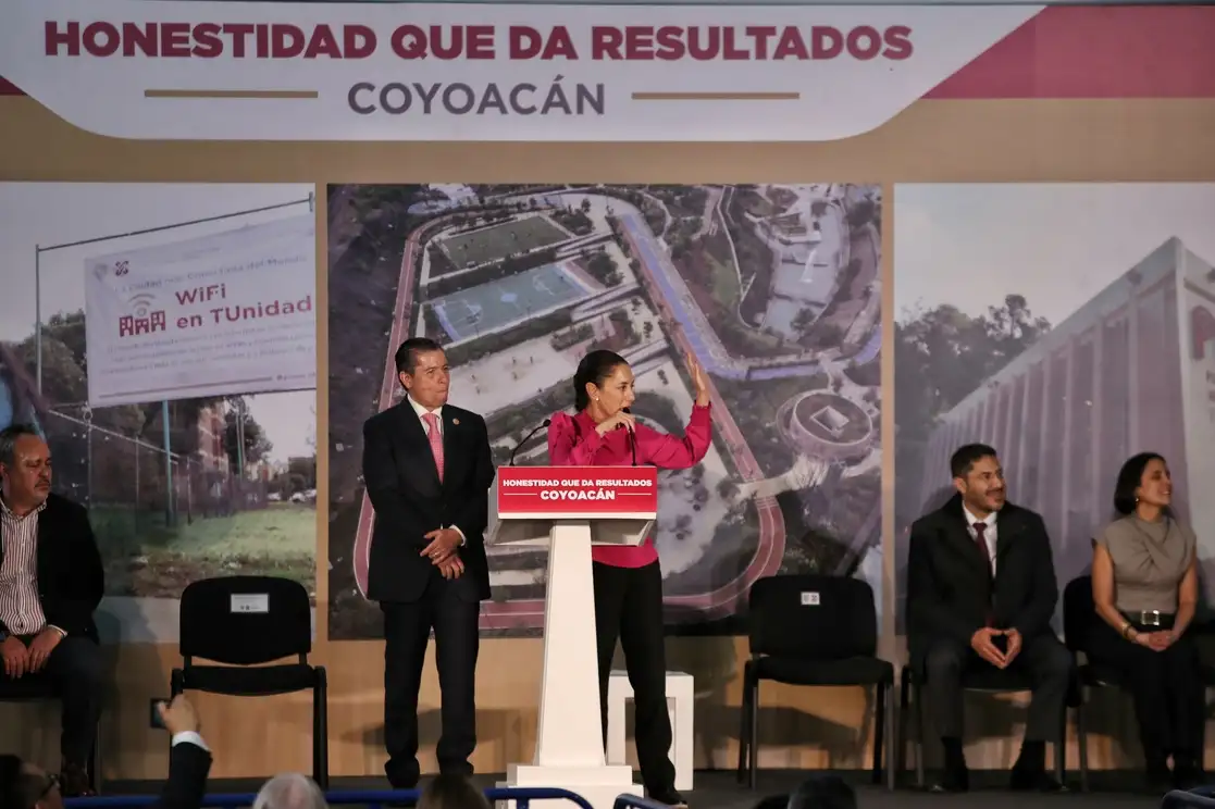 La mandataria capitalina Claudia Sheinbaum tuvo que intervenir para pedir respeto a los asistentes, que poco caso hicieron, por lo que continuaron con las arengas en contra del funcionario. Foto Marco Peláez 