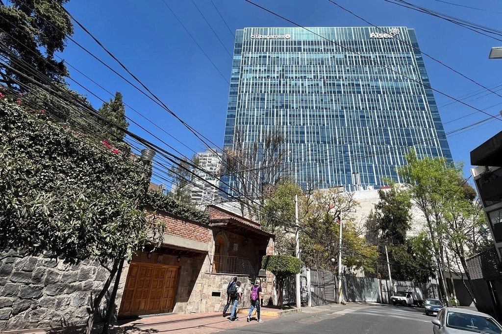 Habitantes del pueblo de Tlacopac, en la alcaldía Álvaro Obregón, denuncian recortes al suministro de agua en sus casas por la construcción de edificios en Anillo Periférico, el 10 de febrero de 2024. Foto José Antonio López 