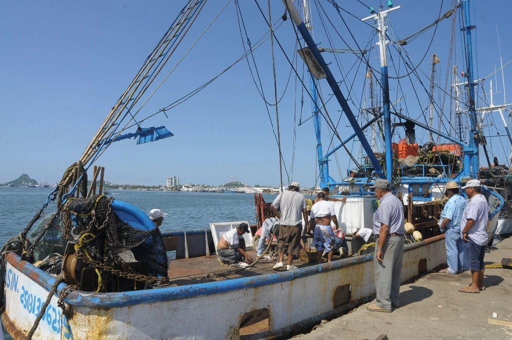 Embarcación de pesca camaronera en Mazatlán, Sinaloa. Foto Cuartoscuro / archivo 