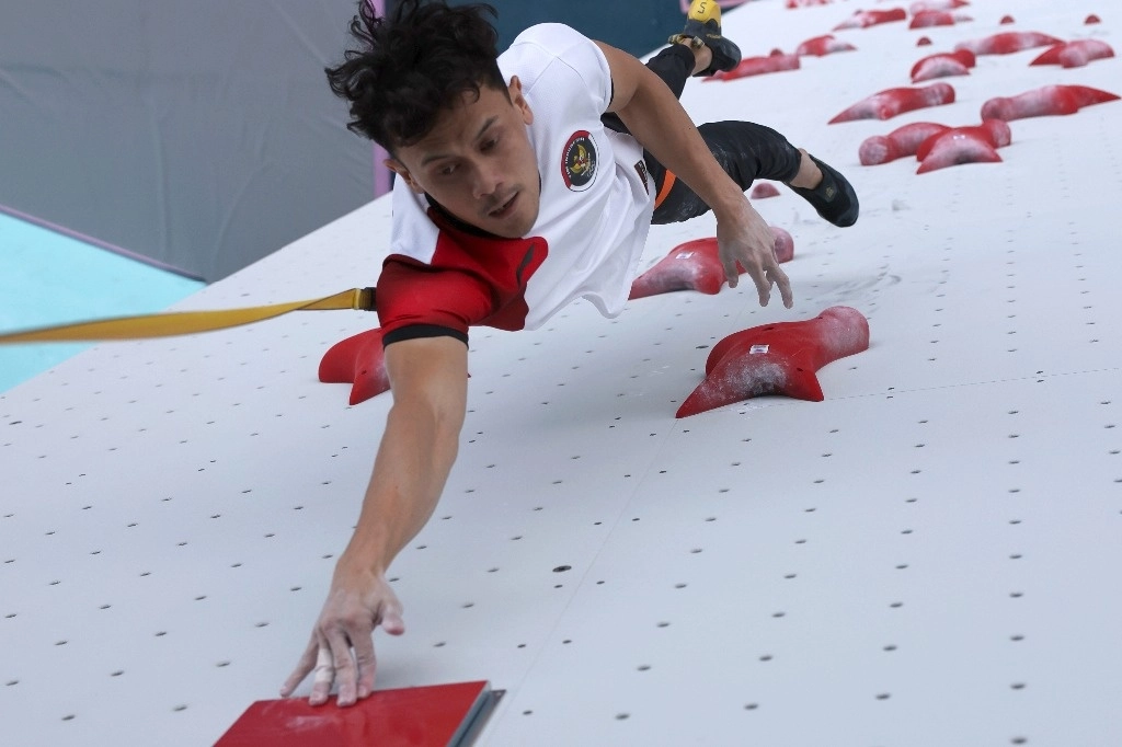 Veddriq Leonardo de Indonesia compite en la final de velocidad masculina durante la competencia de escalada deportiva en los Juegos Olímpicos de Verano de 2024. Foto Ap