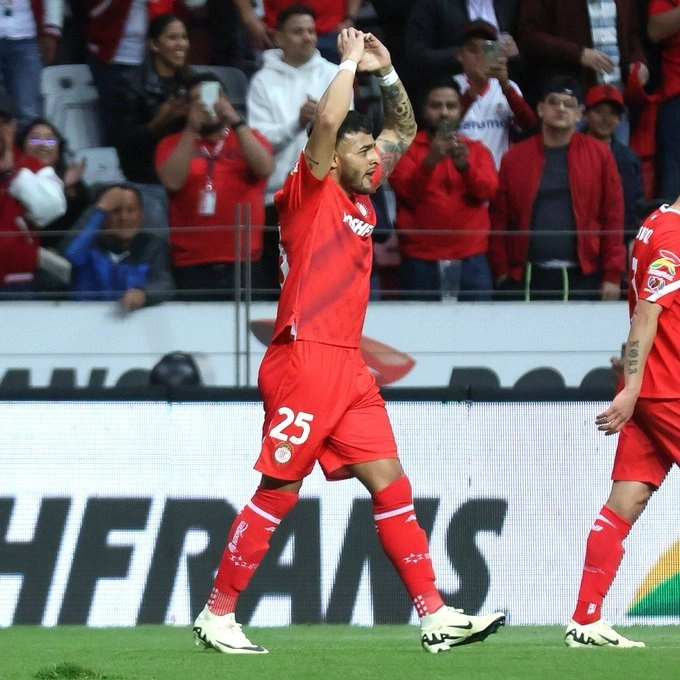 Alexis Vega celebra con la afición el triunfo de los diablos. Foto @TolucaFC