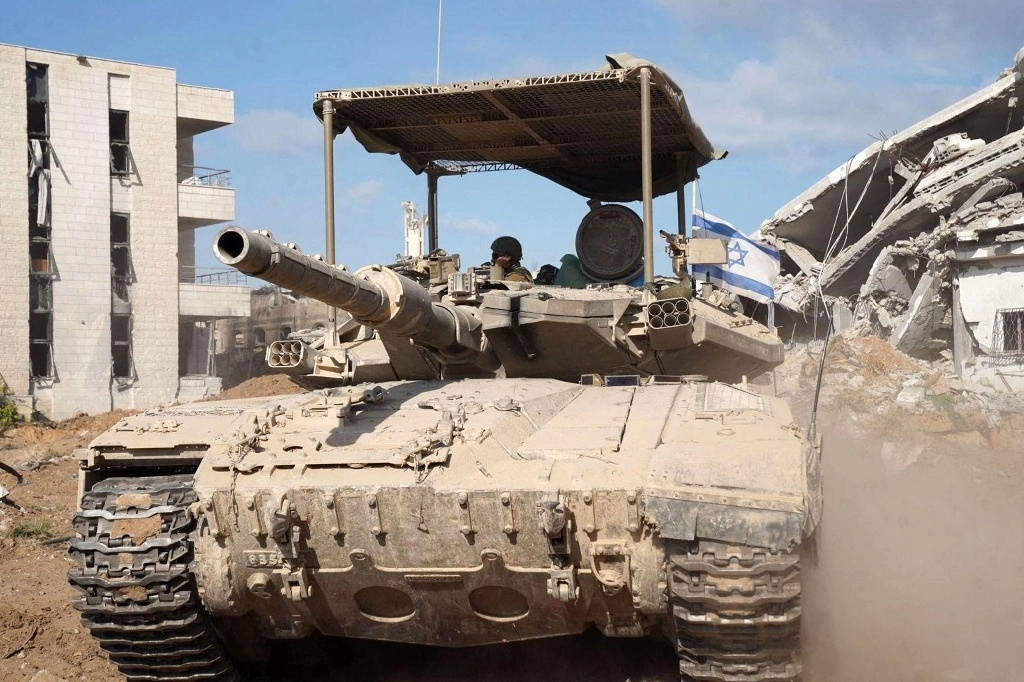Un tanque israelí durante las operaciones para investigar y destruir un túnel en el corredor central de Gaza. Foto Afp