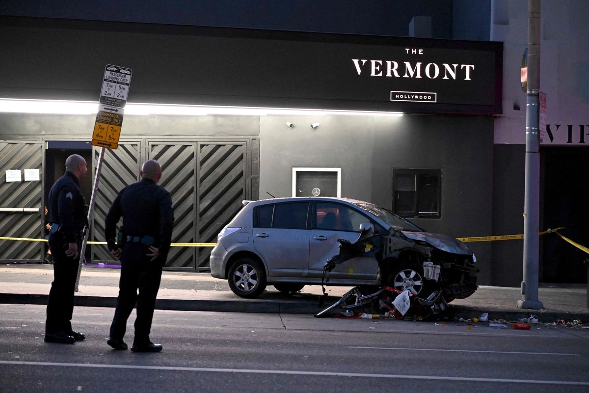 Lugar del accidente en un bar de Los Ángeles donde un automóvil que atropelló a una multitud en Hollywood, el 19 de julio de 2025.