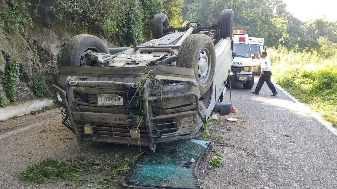 El percance del vehículo oficial ocurrió en la carretera Manzanillo-Minatitlán. Foto tomada de Twitter