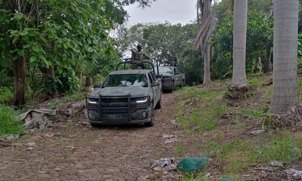 La unidad particular se impactó contra el vehículo de la Sedena en Tepic, Nayarit. Foto Tomada del Twitter @SEDENAmx / Archivo