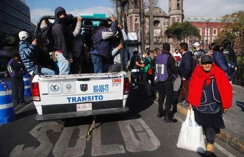 Camionetas de la SSC trazaron improvisadas rutas para auxiliar a las personas afectadas que esperaban un medio de transporte. Foto Víctor Camacho
