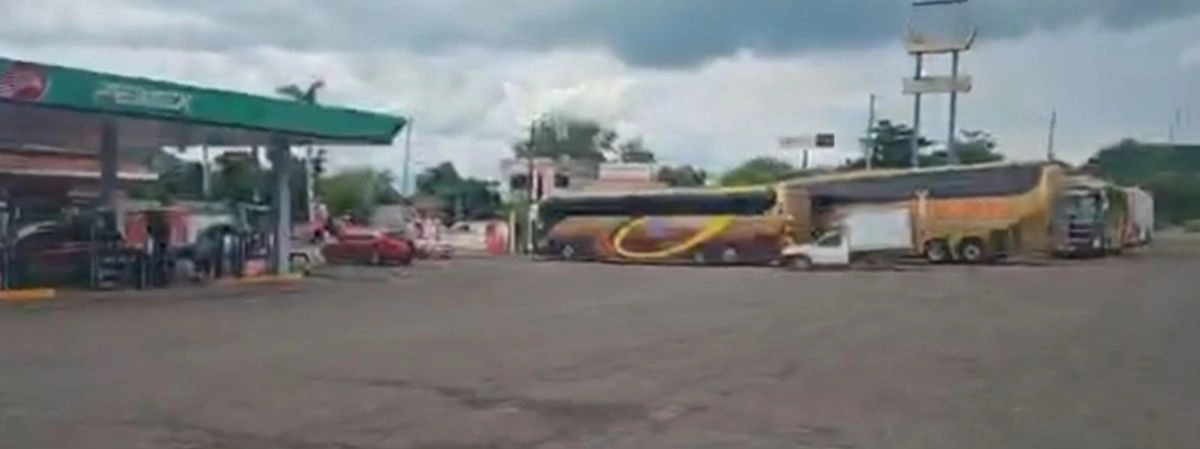 Vehículos en espera de poder avanzar hacia Sinaloa, donde realizan diversos bloqueos