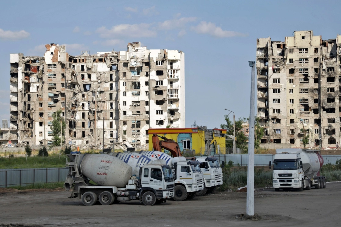 Camiones de cemento estacionados en un sitio de construcción de un edificio de apartamentos en construcción para los residentes de Mariupol. Foto Ap