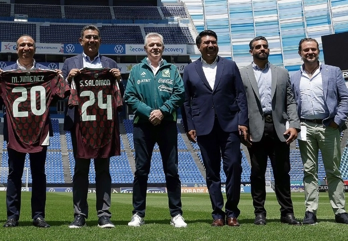 El estratega participó ayer en una conferencia realizada en el estadio Cuauhtémoc, sede del Puebla, donde se anunció el próximo partido amistoso del Tri ante el Valencia, de la Liga de España, el cual se disputará el 12 de octubre en dicho inmueble y en el que prometió “mucha entrega” para volver a conectar con la afición. Foto @miseleccionmx