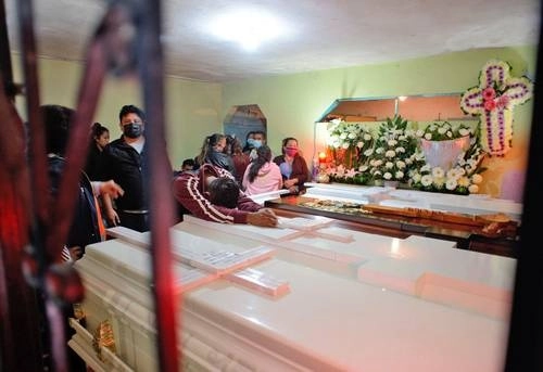 La noche del sábado, en un domicilio de la colonia Brisas del Sedeño, en Xalapa, Veracruz, fueron velados los resto de una madre y sus cinco hijos, víctimas de una avalancha de lodo provocada por el huracán Grace. Foto Sergio Hernández Vega