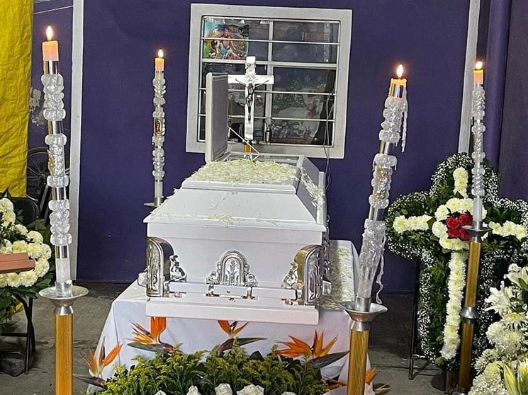 El cuerpo fue velado en el interior de su vivienda, el 22 de agosto de 2023. Niños del kínder donde la niña estudió hasta julio pasado, llevaron globos blancos para despedirla. La familia colocó dos fotografías. Foto tomada de https://www.facebook.com/mivalledechalcooficial