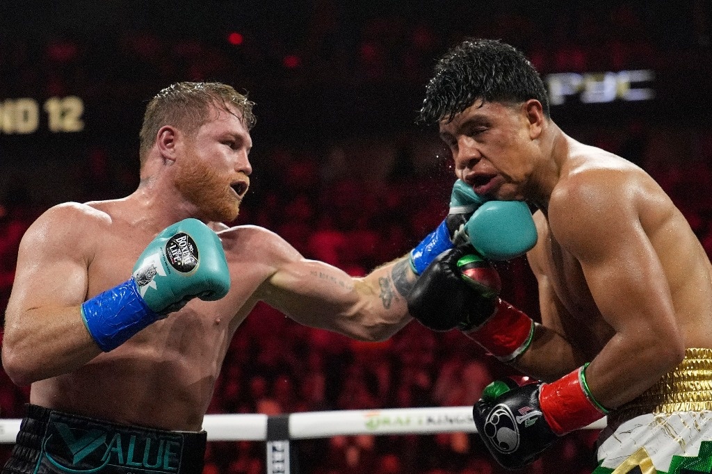 ‘Canelo’ makes use of his experience against Munguía and retains titles