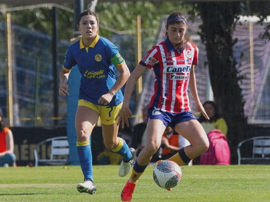 Mientras las locales aturdían a la visita con sus constantes embates, las potosinas, en un contragolpe, encontraron la fórmula para hacerles daño. Foto @AtletiDeSLPFem