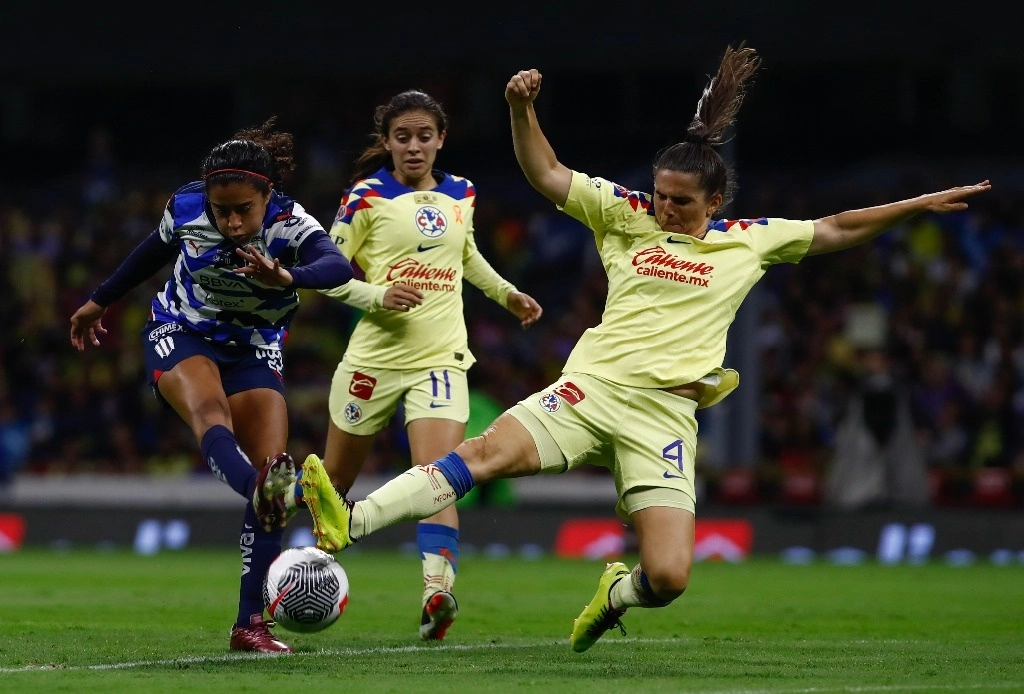 Pese a una intensa granizada que obligó a retrasar el duelo poco más de una hora, nada apagó la fiesta por ver el primer episodio de una final inédita entre América y Rayadas. Foto Víctor Camacho.
