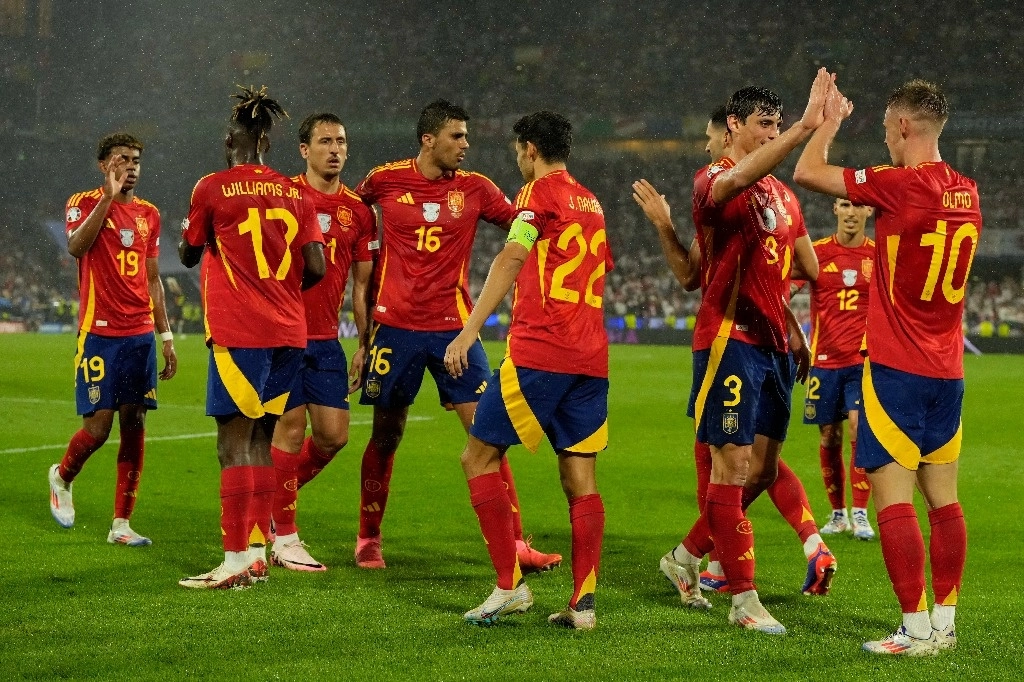 El español Dani Olmo, a la derecha, celebra con sus compañeros después de anotar el cuarto gol de su equipo durante un partido de octavos de final en el torneo de fútbol Euro 2024 en Colonia, Alemania, el domingo 30 de junio de 2024. Foto Ap 