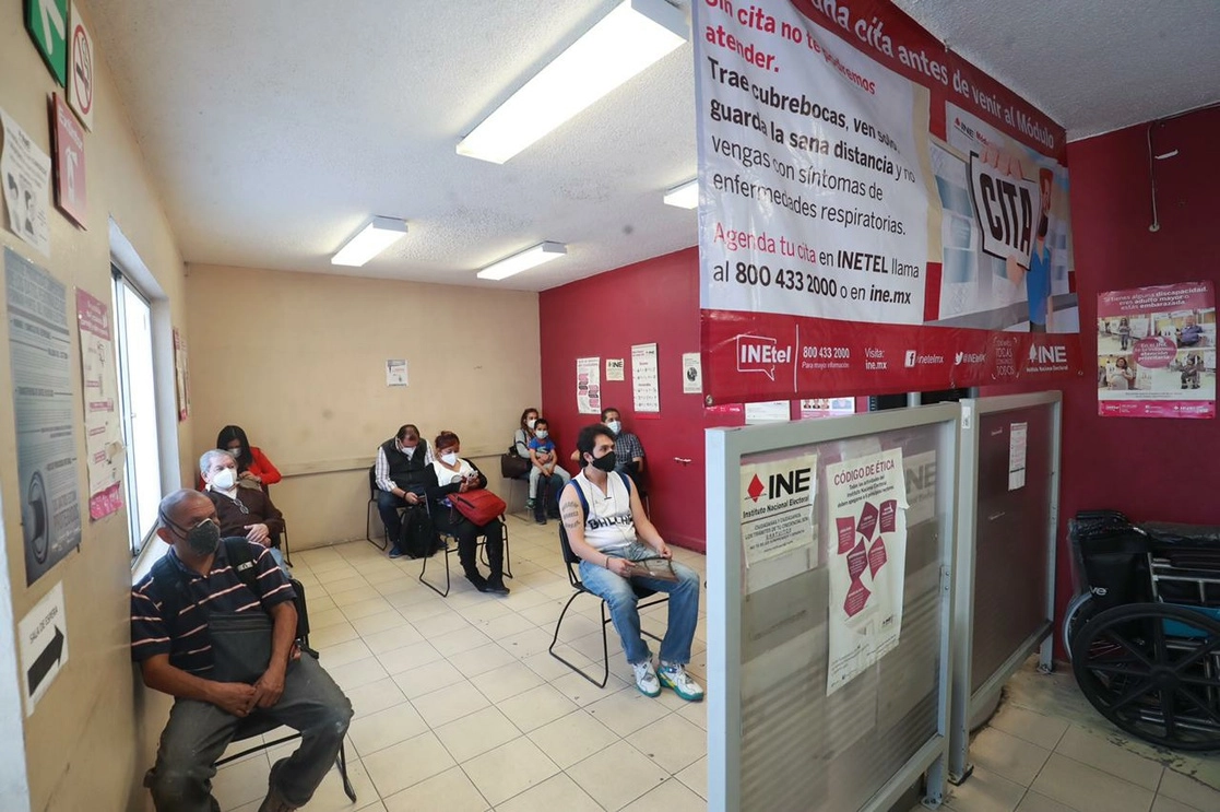 Ciudadanos siguen las medidas sanitarias correspondientes mientras esperan para realizar sus trámites de la credencial del INE en el módulo en Tlalpan, en la Ciudad de México. Foto Luis Castillo / Archivo