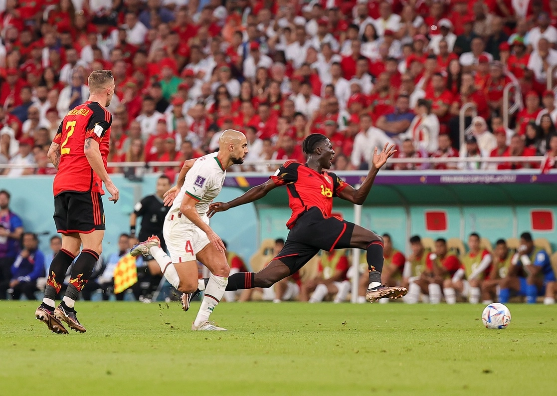Madou Onana de Bélgica compitió durante el partido del Grupo F entre Bélgica y Marruecos en la Copa Mundial de la FIFA 2022 en el estadio Al Thumama en Doha, Qatar, el 27 de noviembre de 2022. Foto Xinhua