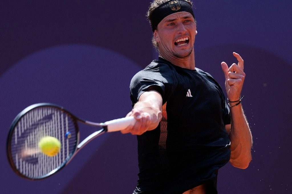 Alexander Zverev de Alemania devuelve un tiro a Tomas Machac de la República Checa durante el partido de tercera ronda de individuales masculinos en el estadio Roland Garros, en los Juegos Olímpicos de Verano de 2024, el 30 de julio de 2024, en París, Francia. Foto Ap 