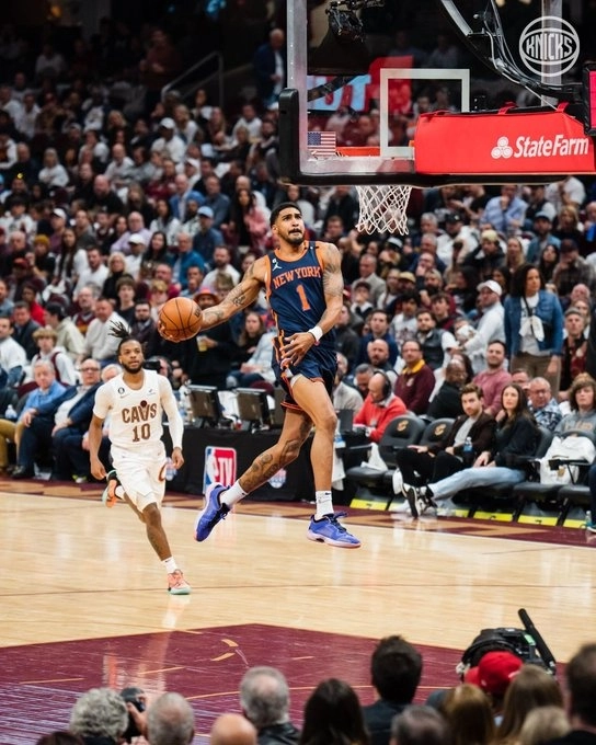 El jugador de los Knicks de NY, Obi Toppin (c) durante el encuentro. Foto tomada de la cuenta de Twitter @nyknicks