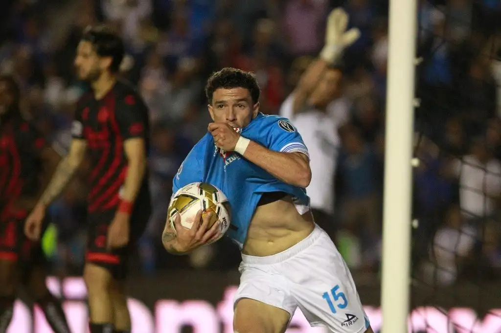 Contra todos los pronósticos e impulsado por los tantos de Rivero (15), Giakoumakis y Sepúlveda, Cruz Azul rescató ayer su temporada histórica al vencer 3-0 a Tijuana. Foto Afp 