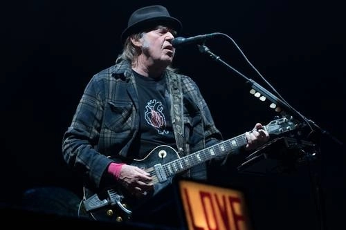 El cantante y compositor Neil Young vendió la mitad de los derechos de su catálogo completo de mil 180 canciones. Foto Afp 