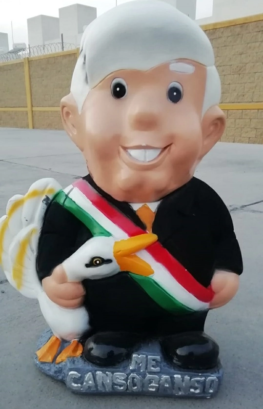 Artesanos venden alcancías con la imagen del presidente Andrés Manuel López Obrador. Foto Luis Martín Sánchez