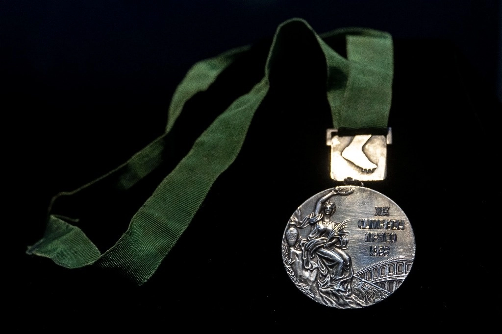 La medalla de oro del salto de longitud del siglo que ganó el estadunidense Bob Beamon en los Juegos Olímpicos de México 1968 fue vendida en Nueva York por 441 mil dólares. Foto Afp