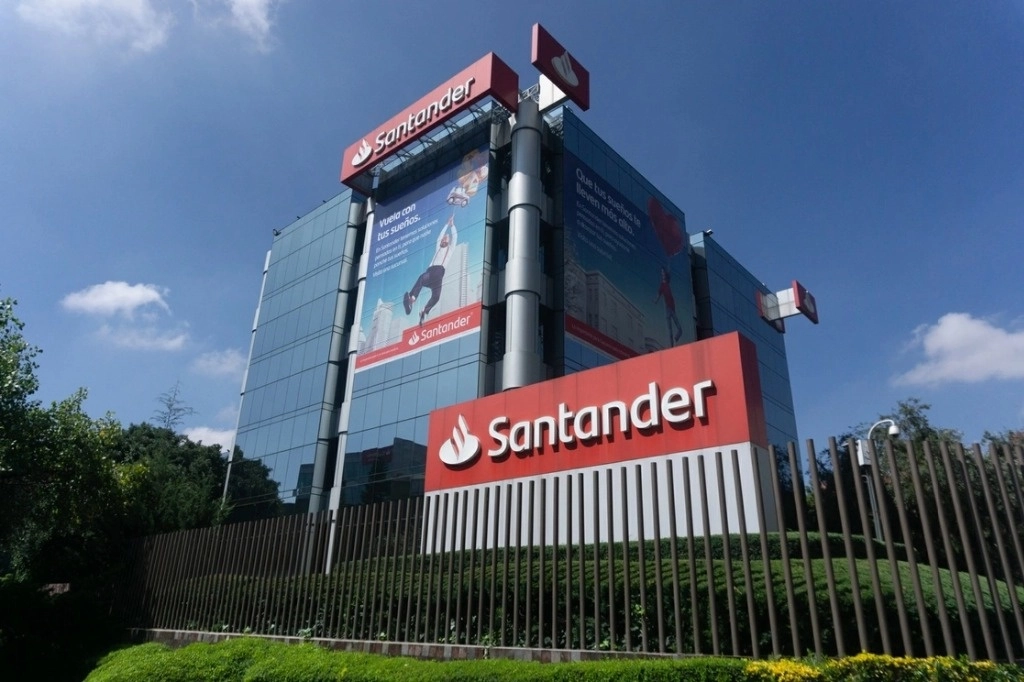 Los bancos Santander, HSBC, Banorte y Scotiabank anunciaron que vendieron su participación en la empresa Trans Union México, sociedad de información crediticia que, junto con Dun & Bradstreet (D&B México), conforman el Buró de Crédito. Foto Pablo Ramos / Archivo