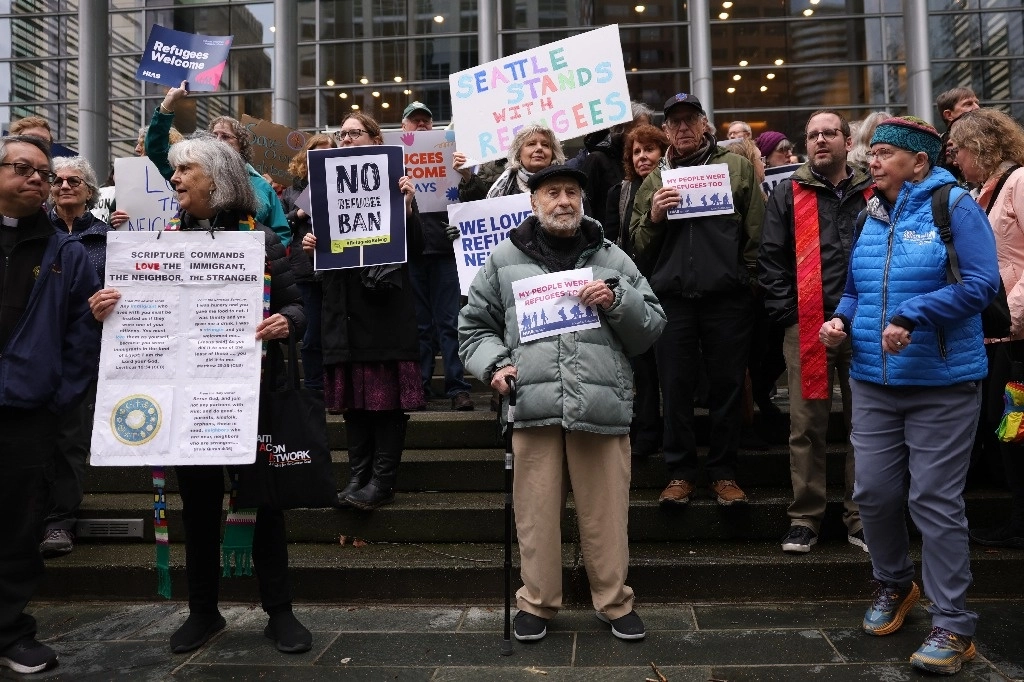 Manifestación ayer en Seattle luego de que un juez bloqueó la suspensión de admisión a refugiados. Foto Ap 