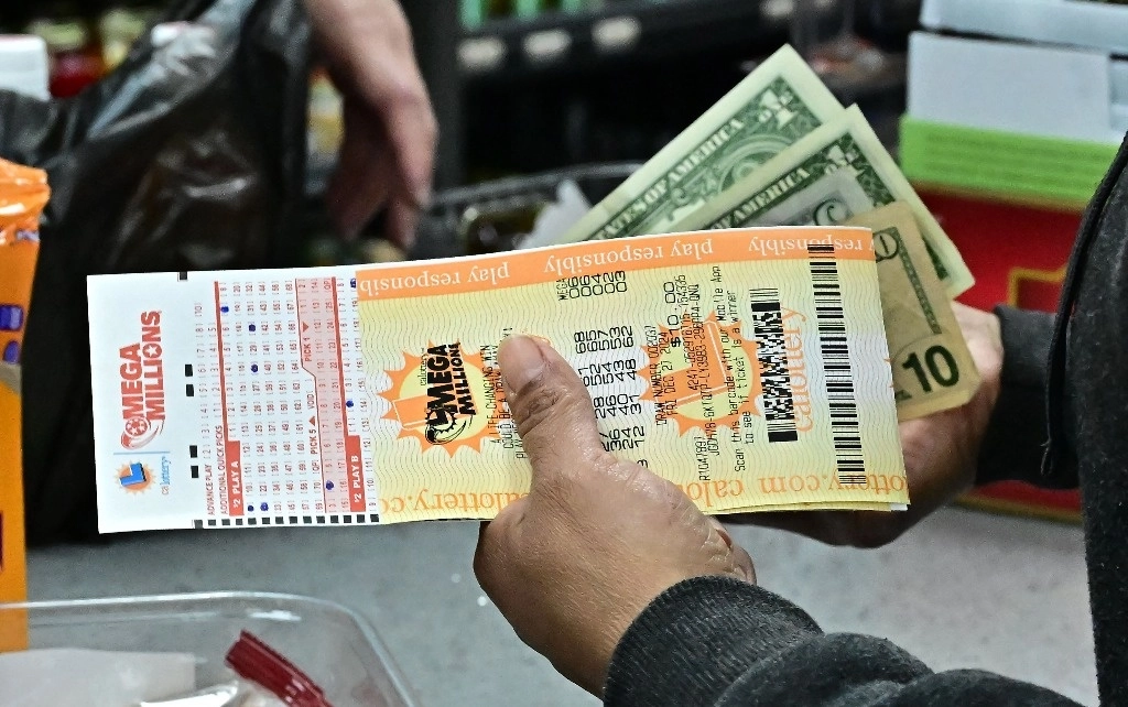 Al menos un jugador de la lotería Mega Millions dispondrá de mucho dinero para dar la bienvenida al Año Nuevo después de acertar la combinación ganadora en el sorteo del viernes por la noche. La imagen, en Hawthorne, California, el 27 de diciembre de 2024. Foto Afp