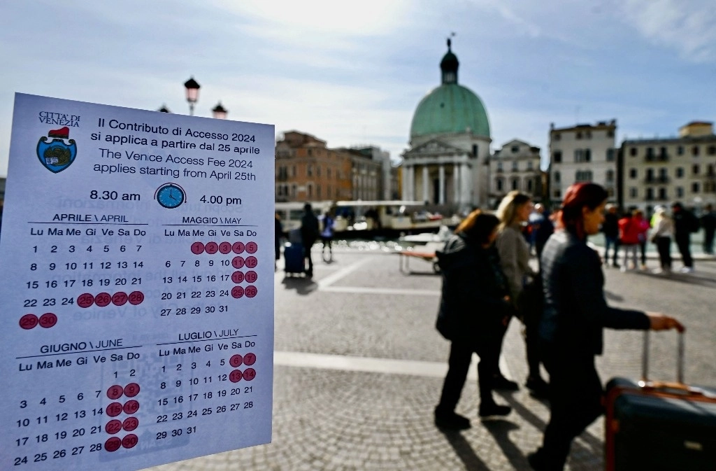 Un calendario muestra los días con mayor afluencia de turistas en Venecia, para los cuales los visitantes por un día deberán pagar una entrada de 5 euros. Foto Afp.