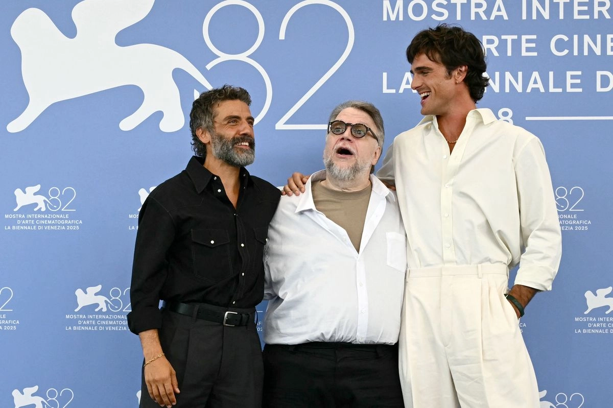 De izquierda a derecha, Oscar Isaac, Guillermo del Toro y Jacob Elordi, en el estreno de la cinta 'Frankenstein', en el 82 Festival Internacional de Cine de Venecia. Foto

