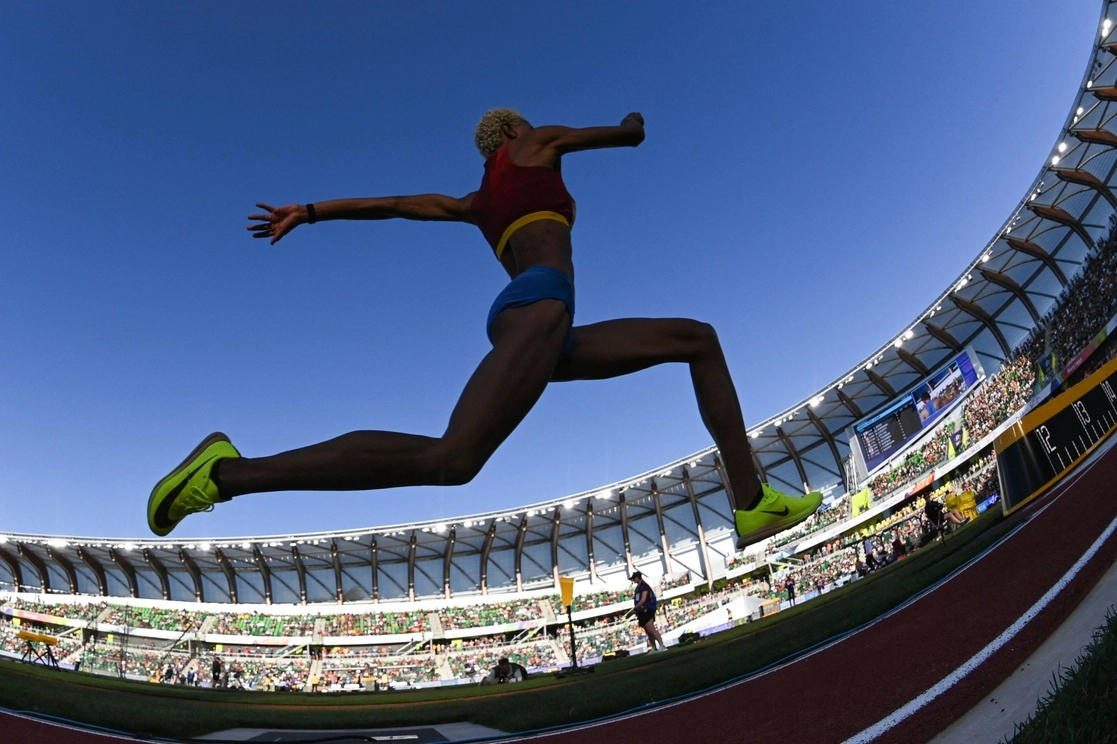 La venezolana Yulimar Rojas se convirtió en la primera atleta en lograr tres títulos mundiales de triple salto gracias a una marca de 15.47 metros en Eugene-2022. La imagen, del 18 de julio de 2022. Foto Afp