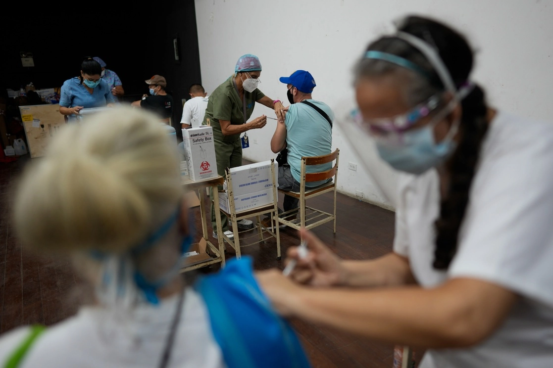 Trabajadores de la Salud aplican la vacuna de Sinopharm contra el Covid-19 en Caracas, Venezuela. Foto Ap