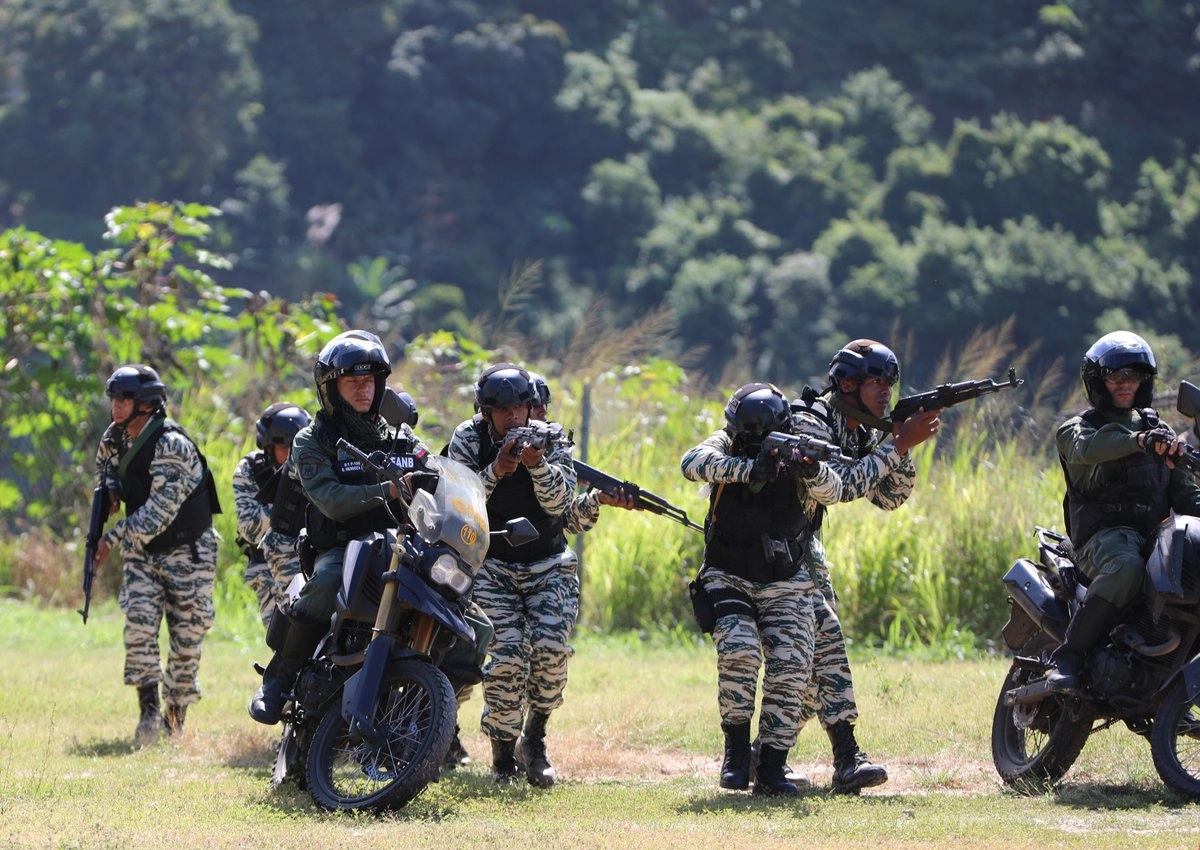Las Fuerzas Armadas y la Milicia participan en ejercicios militares en Caracas.