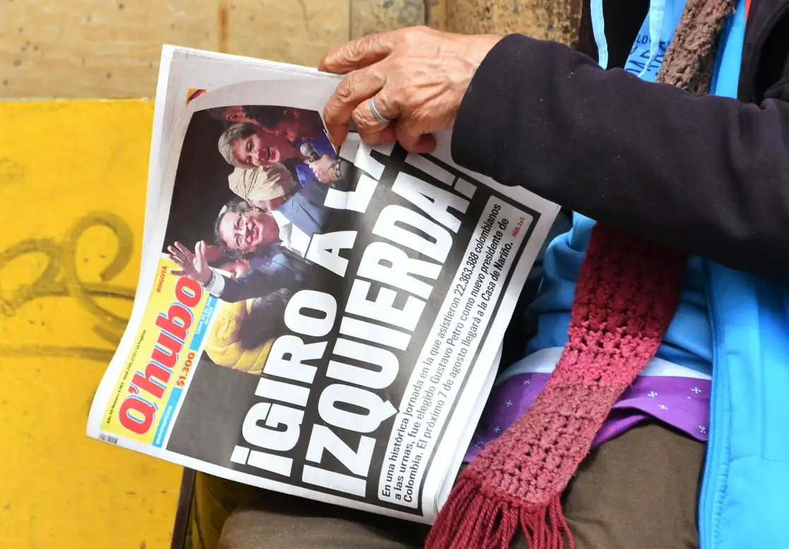 Una mujer sostiene un periódico que anuncia el triunfo de Gustavo Petro para la presidencia de Colombia, el 20 de junio de 2022. Foto Afp
