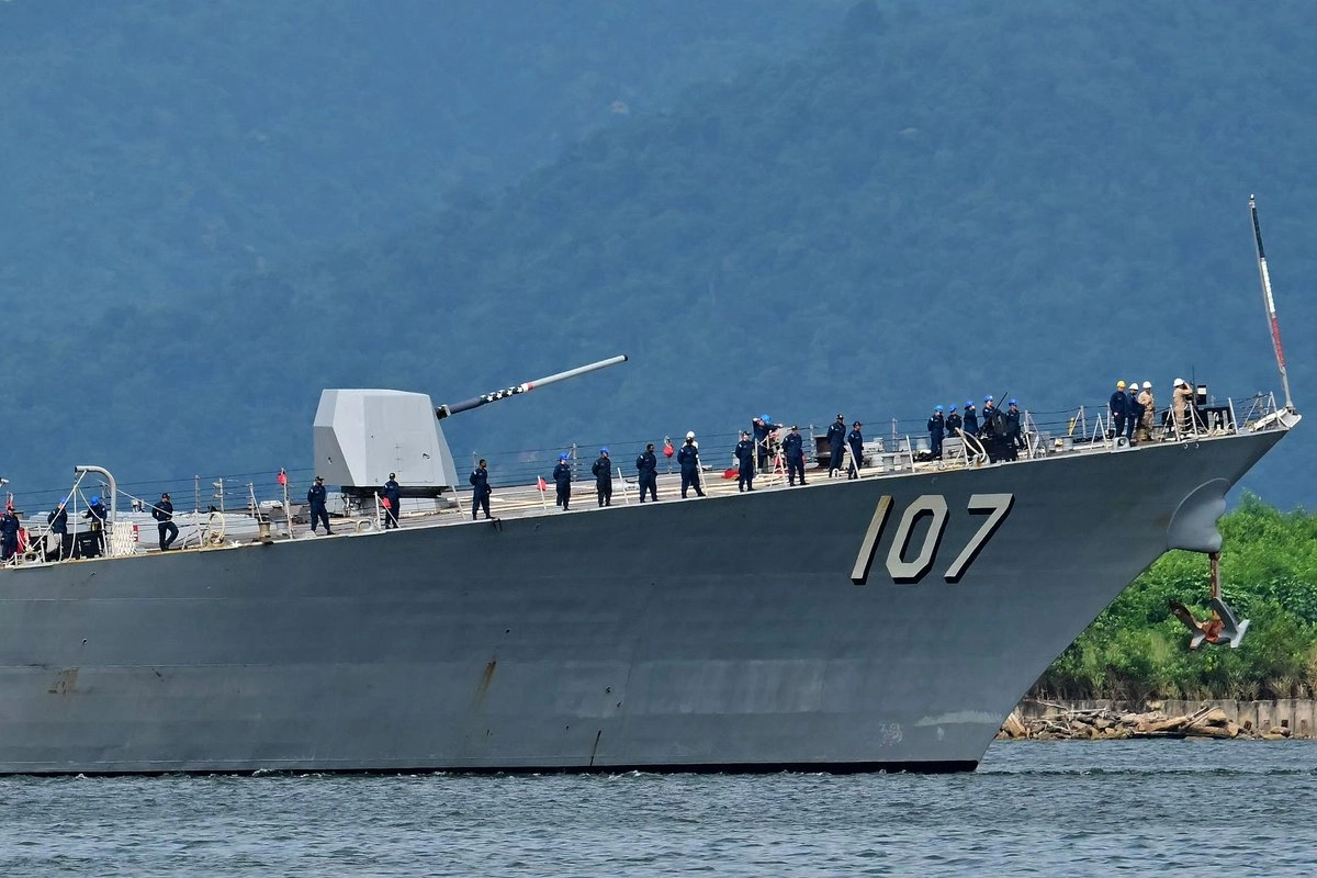 La tripulación del buque de guerra Gravely al entrar en Puerto España, Trinidad y Tobago, antes de un programa de ejercicios militares anunciado por el Pentágono.