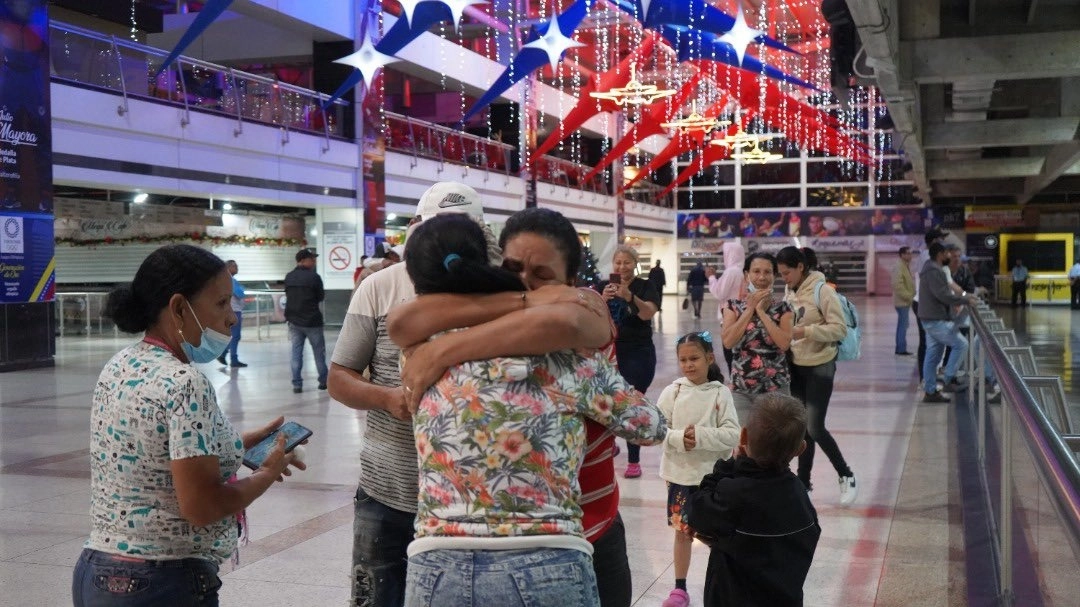 Cerca de un centenar de venezolanos regresaron a su país procedentes de México como parte del Plan Vuelta a la Patria. Foto tomada del Twitter del ministro de Transporte Ramón Celestino Velásquez Araguayán 