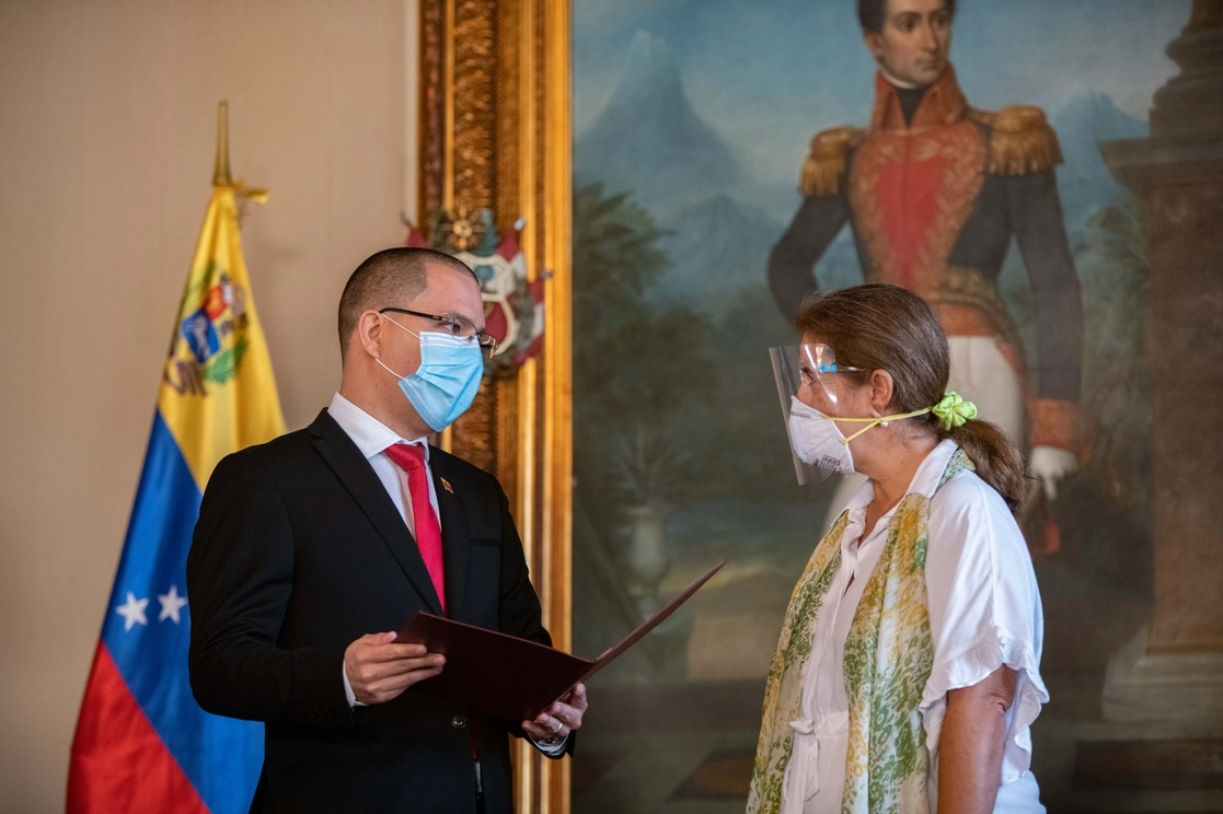 El canciller venezolano, Jorge Arreaza, y la embajadora de la Unión Europea, Isabel Brilhante Pedros, en una reunión ayer en Caracas. Foto Xinhua