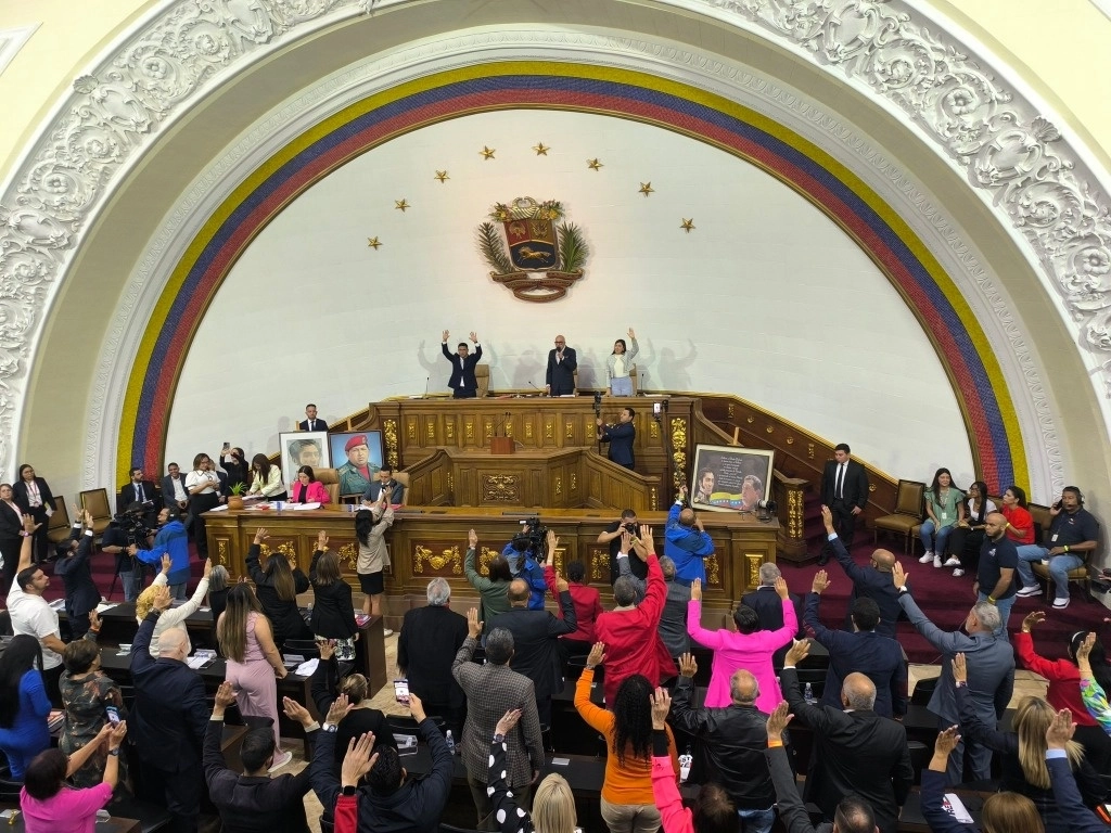 "Queda aprobado por unanimidad el acuerdo que declara enemigo público a los paramilitares, terroristas narcotraficantes, fascistas, asesinos, y criminales Álvaro Uribe Vélez e Iván Duque", expresó el presidente del parlamento, Jorge Rodríguez, durante la sesión legislativa. Foto tomada de X.