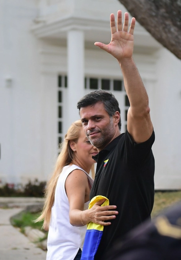 Leopoldo López, junto a su esposa, en España. Foto Afp