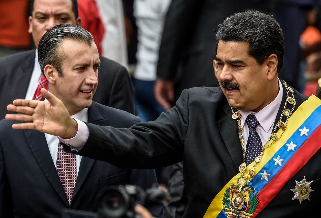  El presidente venezolano Nicolás Maduro (R) y el vicepresidente Tareck El Aissami saludan a sus partidarios antes de la ceremonia en la que Maduro pronunciará un discurso repasando su año en el cargo en la Corte Suprema de Justicia en Caracas el 15 de enero de 2017. Foto Afp
