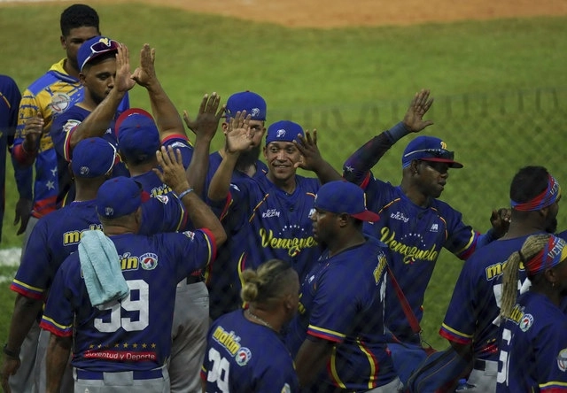 Jugadores de Venezuela celebran su triunfo ante Puerto Rico en las presentaciones de la serie del Caribe 2022. Foto Ap