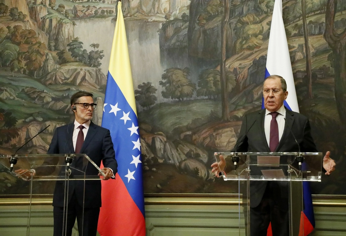 El ministro de Relaciones Exteriores de Rusia, Sergey Lavrov (der.) y el ministro de Relaciones Exteriores de Venezuela, Félix Plasencia, durante una conferencia de prensa en Moscú, Rusia, el lunes 8 de noviembre de 2021. Foto Ap