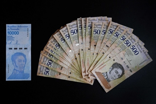 Nuevo billete de 10 mil bolívares y su equivalente en billetes de quinientos vigentes en Caracas. Foto Afp / Archivo