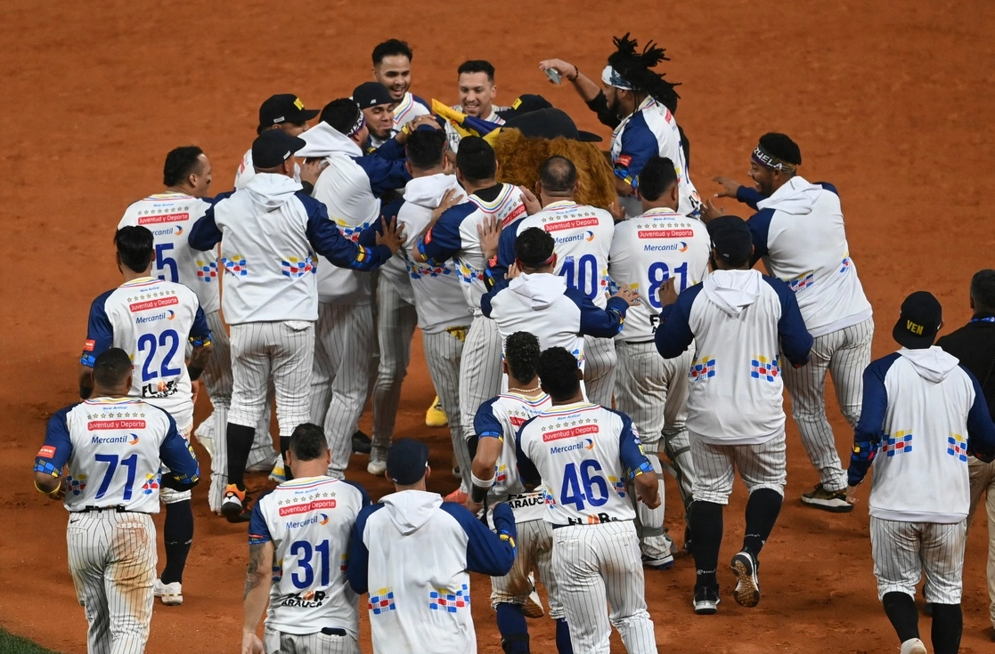 Leones de Caracas festejan tras su triunfo sobre los Tigres de Licey. Foto Afp