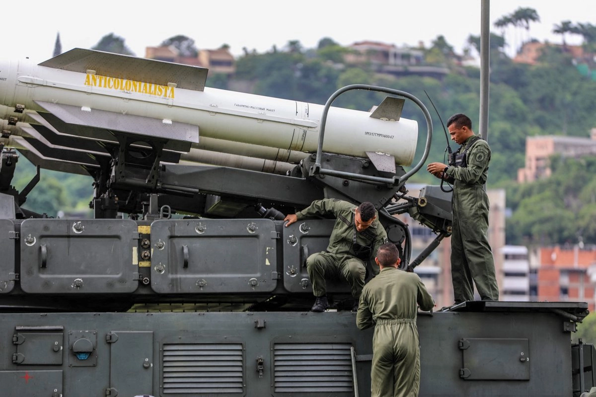 Soldados venezolanos inspeccionan un sistema de misiles Buk M2E de fabricación rusa cargado con un misil con la inscripción "Anticolonialista" durante un ejercicio de entrenamiento en Caracas.