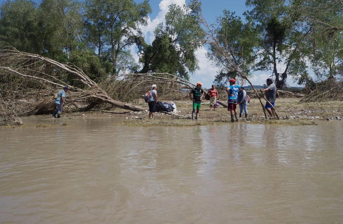 Pobladores de La Máquina, Veracruz, arriesgan la vida al cruzar el río Pantepec sin apoyo de autoridades para trasladar enfermos, llevar víveres y enseres. La comunidad sigue aislada tras el desbordamiento que inundó la carretera. 